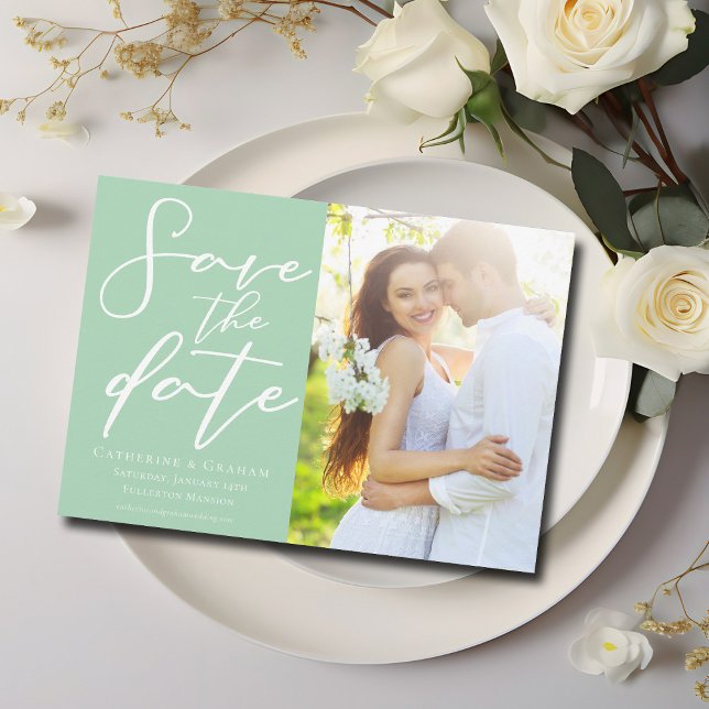 Chic Mint Green Couple Foto Spring Save The Date (Von Creator hochgeladen)