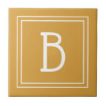 Chic Mit Monogramm Golden Yellow & White Initial Fliese<br><div class="desc">Modernes und stilvolles personalisiertes Monogramm ergänzt die schlichte, schlichte, aktualisierte, goldgelbe und weiße Fliese. Tolle Geschenkidee! Einfach mit dem Design-Tool anpassen, um es zu Ihrem eigenen machen! Kontaktieren Sie mich unter beachpausedesigns@gmail.com wenn Sie Hilfe benötigen oder Fragen zu diesem oder einem unserer Designs haben. Weitere Designoptionen und Farben sind verfügbar....</div>