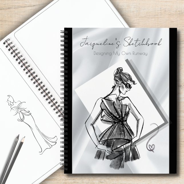 Chic Mode-Skizzenbuch Personalisiertes Notizbuch (Chic fashion sketchbook personalized notebook with silver satin cover and custom name template.)