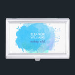 Chic Modern Blue Watercolor Visitenkarten Dose<br><div class="desc">Chic eleganter Visitenkartenhalter mit einem zarten blauen Wasserfarbenblock auf einem knusprigen weißen Hintergrund mit Namen und Titel in der Mitte in weiß und marineblau Typografie platziert. Entwickelt von Thisisnotme©</div>