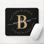 Chic Modern Girl Black Name Script Monogram Mousepad<br><div class="desc">Girly, modern, elegant, trendig, schwarz und gold monogramm Anfangsnamenskript personalisiertes mit Monogramm Mousepad. Mit einem Monogramm-Initial- und einem gürtelhaften Namensskript in einem handgeschriebenen Kalligraphie-Schwanz-Schriftart und einem gepunkteten Kreisrahmen um Ihr Monogramm. Perfektes weibliches Geschenk für Mädchen, Schwester, Mutter, Geburtstag, Hochzeit, Brautparty, süße 16 Geburtstagsparty, Beauty-Salon Besitzer, Make-Artist, Mode Blogger oder alle,...</div>