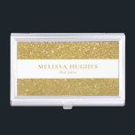 Chic Modern Gold Glitzer Visitenkarten Dose<br><div class="desc">Eine schicke,  moderne Visitenkartenkartentasche aus Gold mit funkelnd Glitzer als Hintergrund mit Ihrem Namen Set in einem eleganten goldenen Schriftart auf einem knackigen weißen Paneel. Ideal für ein breites Spektrum von Berufen,  darunter Stylist,  Kosmetikerinnen,  Haar- und Schönheitsberater,  Wellness-Center,  Makeup-Künstler um nur einige zu nennen! Entwickelt von Thisisnotme©</div>
