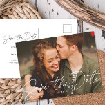 Chic Modern Script Wedding Foto Save the Date Ankündigungspostkarte<br><div class="desc">Dieses schicke und moderne Save the Date Foto POSTCARD verfügt über ein anmutiges Kalligraphieskript "Save the Date" und Ihr Hochzeitstermin in Weiß über ein horizontal vollblütiges Foto. Die Rückseite der Karte hat alle Ihre Details. Diese Save the Date Postkarten sind sparsam aber elegant!</div>