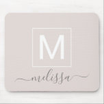 Chic moderne beige Monogramm-Bezeichnung Mousepad<br><div class="desc">Chic moderne beige Monogramm Name Maus-Pad. Einfache,  saubere,  mit Monogramm personalisierte Schreibtitelplatte mit Ihren Namensinitialen,  Namen und Titel. Schriftart- und Textfarben sind vollständig anpassbar.</div>