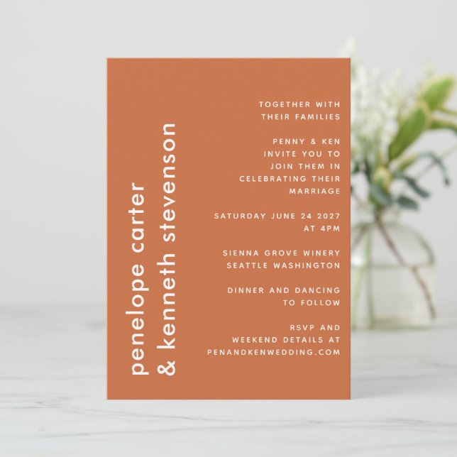 Chic ModernTypografie | Burnt Orange Wedding Einladung (Stehend Vorderseite)