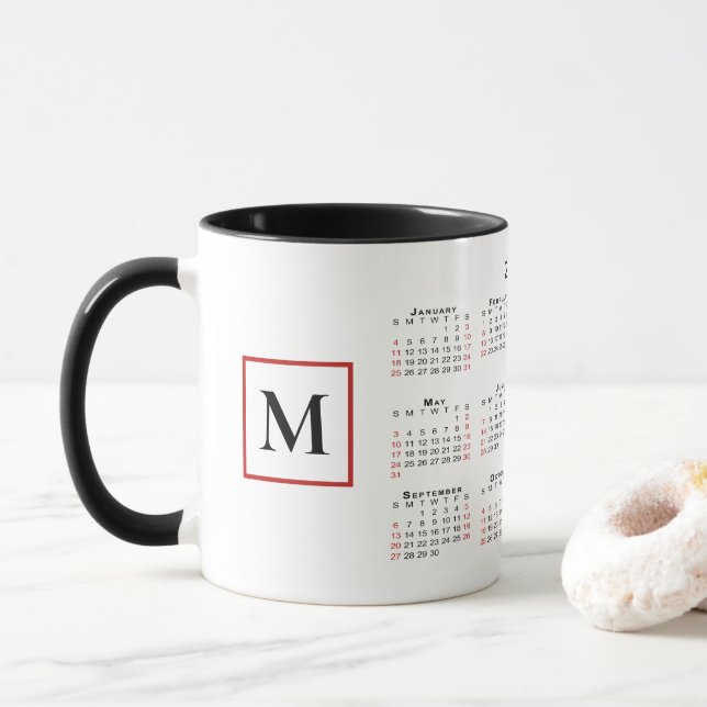Chic Monogram 2026 Schwarz-weiß Red Calendar Tasse (Mit Donut)