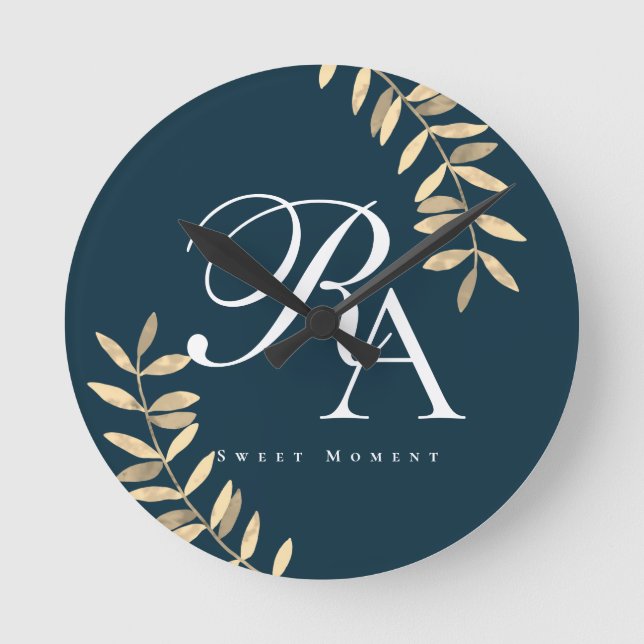 Chic Monogram Blue Runde Wanduhr (Vorderseite)