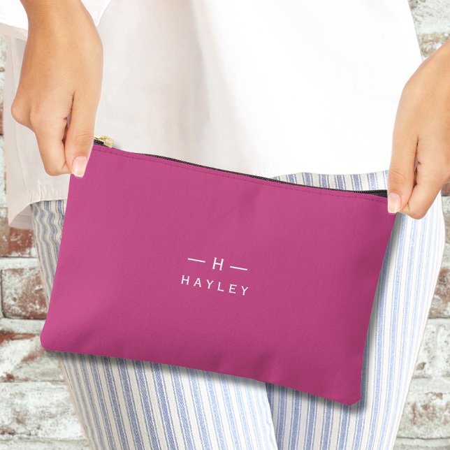 Chic monogram zubehörtasche (Hot pink monogram accessory pouch being held by a woman's hands)