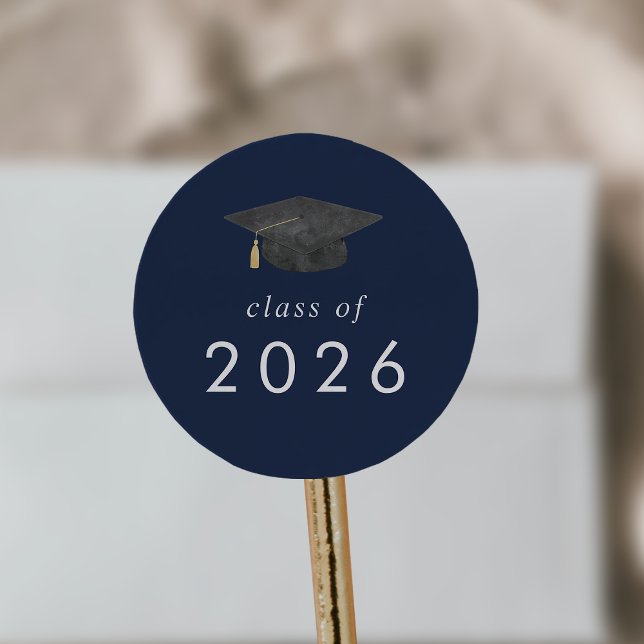 Chic Navy Blue Grad Cap Class 2025 Abschluss Runder Aufkleber (Chic Navy Blue Grad Cap Class of 2026 Graduation Classic Round Sticker)