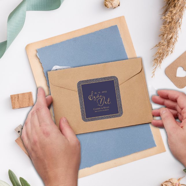 Chic Navy Gold Royal Design Wedding Save the Date Quadratischer Aufkleber (Chic Navy Gold Royal Design Wedding Save the date Square Sticker)