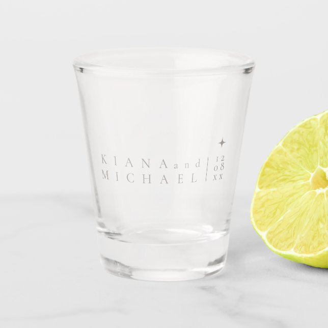 Chic Neutrals Minimalistische Namen Hochzeitdatum  Schnapsglas (Vorderseite)