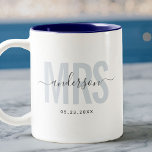 Chic New MRS Individuelle Name Wedding Date Blue Zweifarbige Tasse<br><div class="desc">Niedliches,  modernes Kaffee-Tasse-Sprichwort MRS in moderner Typografie in staubblau mit Ihrem Familiennamen in trendiger Schriftzeichen-Kalligraphie auf einer zweifarbigen Kaffee-Tasse. Das Interieur in Rosa ist sehr schön,  aber in vielen weiteren Farben erhältlich.</div>