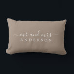 Chic Newlywed Frau Taupe Monogram Lendenkissen<br><div class="desc">Chic, modernes mit Monogramm Taupe Kissen mit dem Text Mr. und Mrs. in weißer eleganter Schrift. Fügen Sie einfach Ihren verheirateten Namen hinzu. Für dieses stilvolle Design wird das braune Trockendock verwendet. Perfektes Luxusgeschenk für das frisch vermählte Paar. Exklusiv für Sie entworfen von Happy Dolphin Studio. Wenn Sie Hilfe oder...</div>