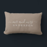 Chic Newlywed Frau Taupe Monogram Lendenkissen<br><div class="desc">Chic, modernes mit Monogramm Taupe Kissen mit dem Text Mr. und Mrs. in weißer eleganter Schrift. Fügen Sie einfach Ihren verheirateten Namen hinzu. Für dieses stilvolle Design wird das braune Trockendock verwendet. Perfektes Luxusgeschenk für das frisch vermählte Paar. Exklusiv für Sie entworfen von Happy Dolphin Studio. Wenn Sie Hilfe oder...</div>