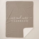 Chic Newlywed Frau Taupe Monogram Sherpadecke<br><div class="desc">Chic, modern mit Monogramm taupe sherpa Decke mit dem Text Mr. und Mrs. in weißer eleganter Schrift. Fügen Sie einfach Ihren verheirateten Namen hinzu. Für dieses stilvolle Design wird das farbige Trockendock verwendet. Perfektes Luxusgeschenk für das frisch vermählte Paar. Wenn Sie Hilfe oder passende Produkte benötigen, kontaktieren Sie uns bitte...</div>