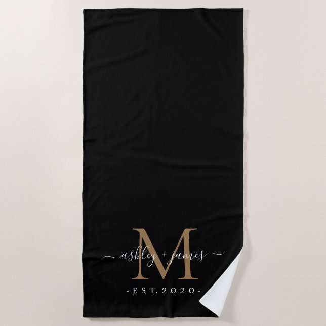 Chic Newlywed Gold Monogram Script Names Black Strandtuch (Vorderseite)