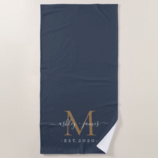 Chic Newlywed Gold Monogram Script Names Dark Blue Strandtuch (Vorderseite)
