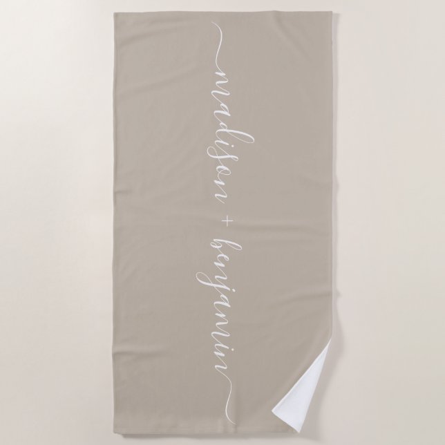 Chic Newlywed Monogram Names Gray Strandtuch (Vorderseite)