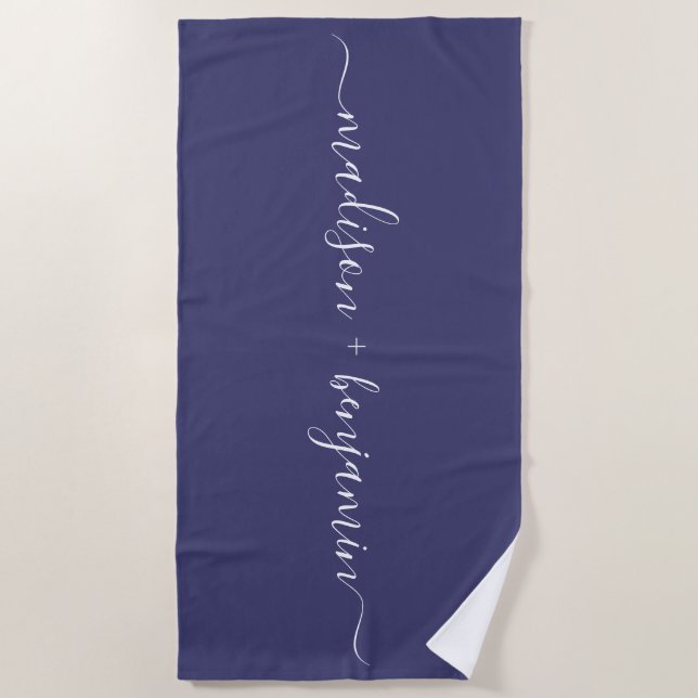 Chic Newlywed Monogram Names Navy Blue Strandtuch (Vorderseite)