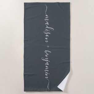 Chic Newlywed Monogram Names Off-Black Strandtuch