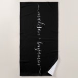 Chic Newlywed Monogram Names Schwarz-weiß Strandtuch<br><div class="desc">Schick schwarz-weiß mit Monogramm Strandtuch mit den Namen der neuen Weds in handgeschriebener weißer, eleganter Schrift-Kalligrafie auf einem schwarzen Hintergrund. Fügen Sie einfach Ihre Namen hinzu. Perfektes Geschenk für das frisch verheiratete Paar oder das verlobte Paar. Exklusiv für Sie entworfen von Happy Dolphin Studio. Wenn Sie Hilfe oder passende Produkte...</div>