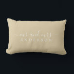 Chic Newlywed Mr. Beige Sand Monogram Lendenkissen<br><div class="desc">Chic, modernes, mit Monogramm-beige Kissen mit dem Text Mr. und Mrs. in weißer eleganter Schrift. Fügen Sie einfach Ihren verheirateten Namen hinzu. Für dieses stilvolle Design wird das beige sandfarbene Gold verwendet. Perfektes Luxusgeschenk für das frisch vermählte Paar. Exklusiv für Sie entworfen von Happy Dolphin Studio. Wenn Sie Hilfe oder...</div>