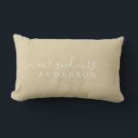 Chic Newlywed Mr. Beige Sand Monogram Lendenkissen<br><div class="desc">Chic, modernes, mit Monogramm-beige Kissen mit dem Text Mr. und Mrs. in weißer eleganter Schrift. Fügen Sie einfach Ihren verheirateten Namen hinzu. Für dieses stilvolle Design wird das beige sandfarbene Gold verwendet. Perfektes Luxusgeschenk für das frisch vermählte Paar. Exklusiv für Sie entworfen von Happy Dolphin Studio. Wenn Sie Hilfe oder...</div>