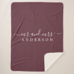 Chic Newlywed Mr. Burgundy Monogram Sherpadecke<br><div class="desc">Chic, modern mit Monogramm bordeauxrot Sherpa Decke mit dem Text Mr. und Mrs. in weißer eleganter Schrift. Fügen Sie einfach Ihren verheirateten Namen hinzu. Für dieses stilvolle Design wird die Farbe Bordeaux verwendet. Perfektes Luxusgeschenk für das frisch vermählte Paar. Wenn Sie Hilfe oder passende Produkte benötigen, kontaktieren Sie uns bitte...</div>