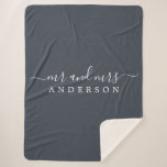 Chic Newlywed Mr. Charcoal Blue Monogram Sherpadecke<br><div class="desc">Chic, modern mit Monogramm Holzkohle blau Sherpa Decke mit dem Text Mr. und Mrs. in weißer eleganter Schrift. Fügen Sie einfach Ihren verheirateten Namen hinzu. Für dieses stilvolle Design wird die Farbe Holzkohle Blau verwendet. Perfektes Luxusgeschenk für das frisch vermählte Paar. Wenn Sie Hilfe oder passende Produkte benötigen, kontaktieren Sie...</div>