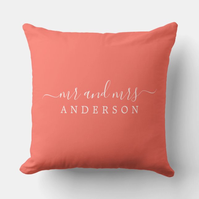Chic Newlywed Mr. Coral Monogram Kissen (Vorderseite)