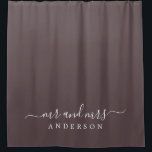Chic Newlywed Mr. Dark Burgundy Monogram Duschvorhang<br><div class="desc">Chic dunkelburgund monogramm Duschvorhang mit dem Text Mr. und Mrs. in weißer eleganter Schrift. Der Farbkarob-Chip wird für dieses stilvolle Design verwendet,  das Sie mit Ihrem verheirateten Namen anpassen können. Perfektes Luxusgeschenk für das frisch vermählte Paar. Exklusiv für Sie entworfen von Happy Dolphin Studio.</div>
