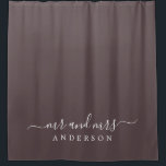 Chic Newlywed Mr. Dark Burgundy Monogram Duschvorhang<br><div class="desc">Chic dunkelburgund monogramm Duschvorhang mit dem Text Mr. und Mrs. in weißer eleganter Schrift. Der Farbkarob-Chip wird für dieses stilvolle Design verwendet, das Sie mit Ihrem verheirateten Namen anpassen können. Perfektes Luxusgeschenk für das frisch vermählte Paar. Exklusiv für Sie entworfen von Happy Dolphin Studio.</div>