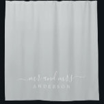 Chic Newlywed Mr. Dark Misty Gray Monogram Duschvorhang<br><div class="desc">Chic hellgrauer Monogramm Duschvorhang mit dem Text Mr. und Mrs. in weißer eleganter Schrift. Die Farbe misty gray wird für dieses stilvolle Design verwendet,  das Sie mit Ihrem verheirateten Namen anpassen können. Perfektes Luxusgeschenk für das frisch vermählte Paar. Exklusiv für Sie entworfen von Happy Dolphin Studio.</div>