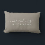 Chic Newlywed Mr. Gray Monogram Lendenkissen<br><div class="desc">Chic, moderne mit Monogramm shiitake graue Kissen mit dem Text Mr. und Mrs. in weißer eleganter Schrift. Fügen Sie einfach Ihren verheirateten Namen hinzu. Die farbenfrohe Wolle wird für dieses stilvolle Design verwendet. Perfektes Luxusgeschenk für das frisch vermählte Paar. Exklusiv für Sie entworfen von Happy Dolphin Studio. Wenn Sie Hilfe...</div>