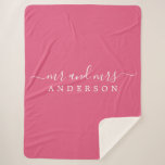 Chic Newlywed Mr. Hot Pink Monogram Sherpadecke<br><div class="desc">Chic, moderne mit Monogramm Sherpa-Decke mit dem Text Mr. und Mrs. in weißer eleganter Schrift auf einem heißen rosa Hintergrund. Fügen Sie einfach Ihren verheirateten Namen hinzu. Für dieses stilvolle Design wird die Farbe heiß rosa verwendet. Perfektes Luxusgeschenk für das frisch vermählte Paar. Wenn Sie Hilfe oder passende Produkte benötigen,...</div>