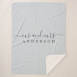 Chic Newlywed Mr. Ice Blue Monogram Sherpadecke<br><div class="desc">Chic, modern mit Monogramm Sherpa-Decke mit dem Text Mr. und Mrs. in schwarz eleganter Schrift auf eisblauem Hintergrund. Fügen Sie einfach Ihren verheirateten Namen hinzu. Für dieses stilvolle Design wird die Farbe Eisblau verwendet. Perfektes Luxusgeschenk für das frisch vermählte Paar. Exklusiv für Sie entworfen von Happy Dolphin Studio. Wenn Sie...</div>