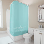 Chic Newlywed Mr. Pastel Blue Monogram Duschvorhang<br><div class="desc">Chic seashell blauer Monogramm Duschvorhang mit dem Text Mr. und Mrs. in weißer eleganter Schrift. Sie können dieses stilvolle Design mit Ihrem verheirateten Namen anpassen. Perfektes Luxusgeschenk für das frisch vermählte Paar. Exklusiv für Sie entworfen von Happy Dolphin Studio.</div>