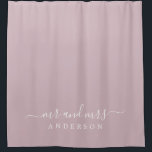 Chic Newlywed Mr. Pastel Lila Monogram Duschvorhang<br><div class="desc">Chic pastellfarbener lila Monogramm Duschvorhang mit dem Text Mr. und Mrs. in weißer,  eleganter Schrift. Sie können dieses stilvolle Design mit Ihrem verheirateten Namen anpassen. Perfektes Luxusgeschenk für das frisch vermählte Paar. Exklusiv für Sie entworfen von Happy Dolphin Studio.</div>