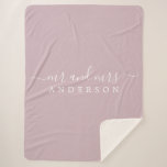 Chic Newlywed Mr. Pastel Lila Monogram Sherpadecke<br><div class="desc">Chic, modern mit Monogramm pastellfarben lila Sherpa-Decke mit dem Text Mr. und Mrs. in weißer eleganter Schrift. Fügen Sie einfach Ihren verheirateten Namen hinzu. Für dieses stilvolle Design wird die lila Farbpastellfarbe verwendet. Perfektes Luxusgeschenk für das frisch vermählte Paar. Wenn Sie Hilfe oder passende Produkte benötigen, kontaktieren Sie uns bitte...</div>