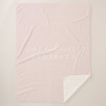 Chic Newlywed Mr. Pastel Pink Monogram Sherpadecke<br><div class="desc">Chic, moderne mit Monogramm Sherpa-Decke mit dem Text Mr. und Mrs. in weißer eleganter Schrift auf pastellrosa Hintergrund. Fügen Sie einfach Ihren verheirateten Namen hinzu. Für dieses stilvolle Design wird die Farbenahne von Rose verwendet. Perfektes Luxusgeschenk für das frisch vermählte Paar. Wenn Sie Hilfe oder passende Produkte benötigen, kontaktieren Sie...</div>