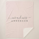 Chic Newlywed Mr. Pastel Pink Monogram Sherpadecke<br><div class="desc">Chic, moderne mit Monogramm Sherpa-Decke mit dem Text Mr. und Mrs. in schwarz elegante Schrift auf pastellrosa Hintergrund. Fügen Sie einfach Ihren verheirateten Namen hinzu. Für dieses stilvolle Design wird die Farbenahne von Rose verwendet. Perfektes Luxusgeschenk für das frisch vermählte Paar. Wenn Sie Hilfe oder passende Produkte benötigen, kontaktieren Sie...</div>