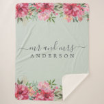 Chic Newlywed Mr. Pink Floral Monogram Sherpadecke<br><div class="desc">Chic, modern mit Monogramm Schwarz-Weiß-Sherpa-Decke mit dem Text Mr. und Mrs. in schwarz elegantem Drehbuch auf pastellgrünem Hintergrund mit einer stilvollen Touch von rosa Blumenstrauß in schöner Wasserfarbe. Fügen Sie einfach Ihren verheirateten Namen hinzu. Perfektes Luxusgeschenk für das frisch vermählte Paar. Wenn Sie Hilfe oder passende Produkte benötigen, kontaktieren Sie...</div>