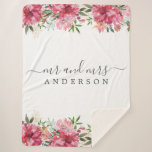 Chic Newlywed Mr. Pink Floral Monogram Sherpadecke<br><div class="desc">Chic, modern mit Monogramm Schwarz-Weiß-Sherpa-Decke mit dem Text Mr. und Mrs. in schwarz eleganter Schrift auf weißem Hintergrund mit einer stilvollen Touch von rosa Blumenstrauß in schöner Wasserfarbe. Fügen Sie einfach Ihren verheirateten Namen hinzu. Für dieses stilvolle Design wird der schwarz-schwarze Wald verwendet. Perfektes Luxusgeschenk für das frisch vermählte Paar....</div>