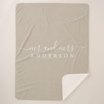 Chic Newlywed Mr. Shiitake Gray Monogram Sherpadecke<br><div class="desc">Chic, moderne mit Monogramm Sherpa-Decke mit dem Text Mr. und Mrs. in weißer eleganter Schrift auf grauem Hintergrund. Fügen Sie einfach Ihren verheirateten Namen hinzu. Die Farbe shiitake grau wird für dieses stilvolle Design verwendet. Perfektes Luxusgeschenk für das frisch vermählte Paar. Wenn Sie Hilfe oder passende Produkte benötigen, kontaktieren Sie...</div>