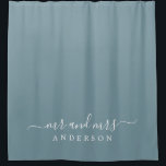Chic Newlywed Mr. Stone Blue Monogram Duschvorhang<br><div class="desc">Chic graue monogramm Duschvorhang mit dem Text Mr. und Mrs. in weißer eleganter Schrift. Das Farbsteinblau wird für dieses stilvolle Design verwendet,  das Sie mit Ihrem verheirateten Namen anpassen können. Perfektes Luxusgeschenk für das frisch vermählte Paar. Exklusiv für Sie entworfen von Happy Dolphin Studio.</div>
