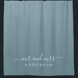 Chic Newlywed Mr. Stone Blue Monogram Duschvorhang<br><div class="desc">Chic graue monogramm Duschvorhang mit dem Text Mr. und Mrs. in weißer eleganter Schrift. Das Farbsteinblau wird für dieses stilvolle Design verwendet,  das Sie mit Ihrem verheirateten Namen anpassen können. Perfektes Luxusgeschenk für das frisch vermählte Paar. Exklusiv für Sie entworfen von Happy Dolphin Studio.</div>