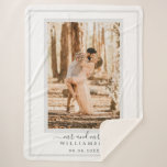 Chic Newlywed Mr. Wedding Foto Sherpadecke<br><div class="desc">Schick, modern mit Monogramm Hochzeitsdecke mit dem Foto Mr. und Mrs. in schwarz-eleganter Schrift-Kalligraphie und Ihrem Hochzeitsdatum auf weißem Hintergrund. Fügen Sie einfach Ihren verheirateten Namen und Ihr Hochzeitstermin hinzu. Perfektes Luxus-Sake-Geschenk für das frisch vermählte Paar. Exklusiv für Sie entworfen von Happy Dolphin Studio. Wenn Sie Hilfe oder passende Produkte...</div>