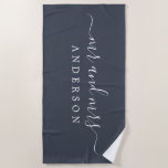 Chic Newlywed Mrs. Charcoal Blue Mit Monogramm Strandtuch<br><div class="desc">Chic kohleblaues mit Monogramm Strandtuch mit dem großen Text Mr. und Mrs. in weißer eleganter Schrift. Sie können dieses luxuriöse Badetuch mit Ihrem verheirateten Namen anpassen. Perfektes Geschenk für das frisch verheiratete Paar. Exklusiv für Sie entworfen von Happy Dolphin Studio.</div>