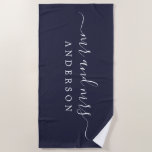 Chic Newlywed Mrs Dark Blue Mit Monogramm Strandtuch<br><div class="desc">Chic dunkelblaues mit Monogramm Strandtuch mit dem großen Text Mr. und Mrs. in weißer eleganter Schrift. Sie können dieses elegante Badetuch mit Ihrem verheirateten Namen anpassen. Perfektes Geschenk für das frisch verheiratete Paar. Exklusiv für Sie entworfen von Happy Dolphin Studio.</div>