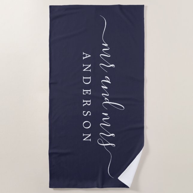 Chic Newlywed Mrs Dark Blue Mit Monogramm Strandtuch (Vorderseite)